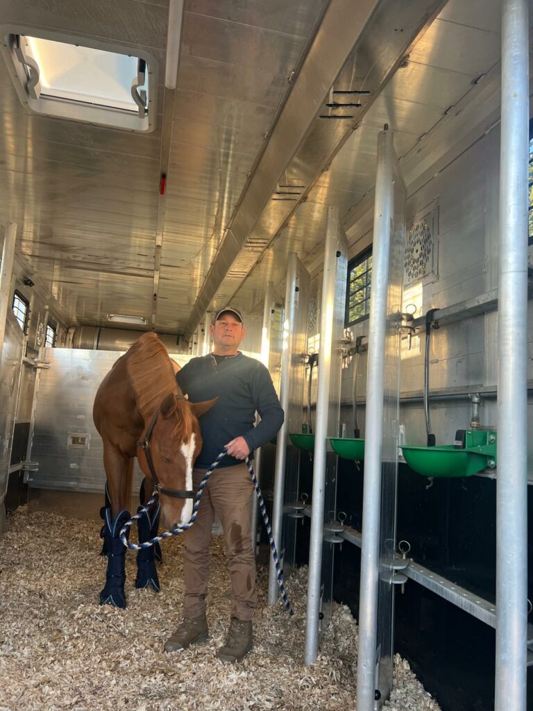 Camion de transport chevaux avec abreuvoirs GP Select